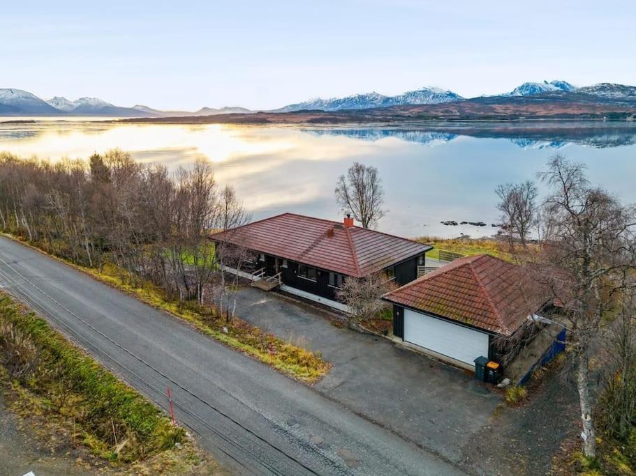 Hus Med Egen Strandlinje Tromsø Esterno foto