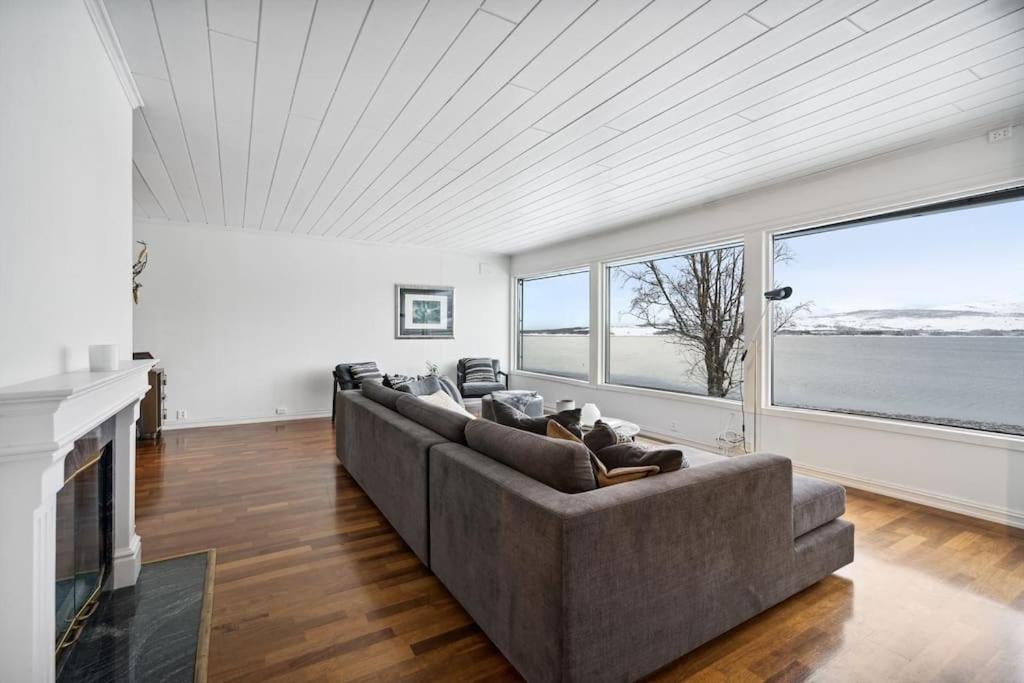 Hus Med Egen Strandlinje Tromsø Esterno foto