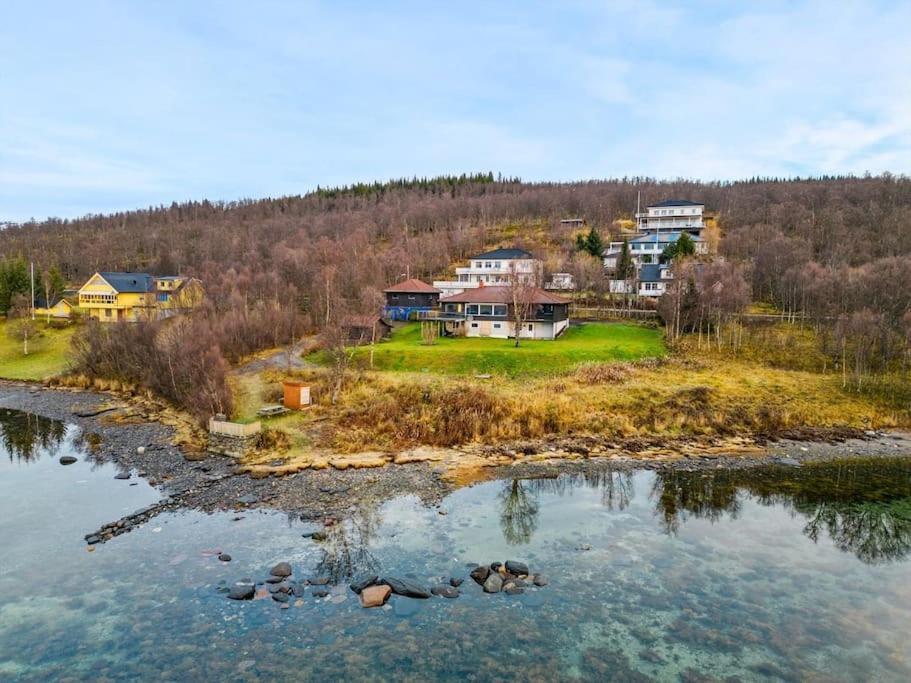 Hus Med Egen Strandlinje Tromsø Esterno foto