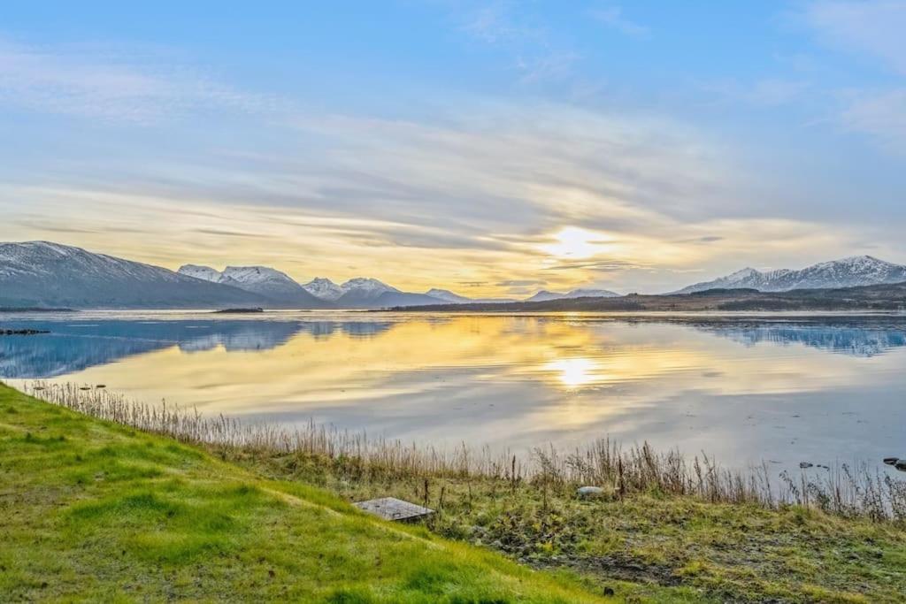 Hus Med Egen Strandlinje Tromsø Esterno foto