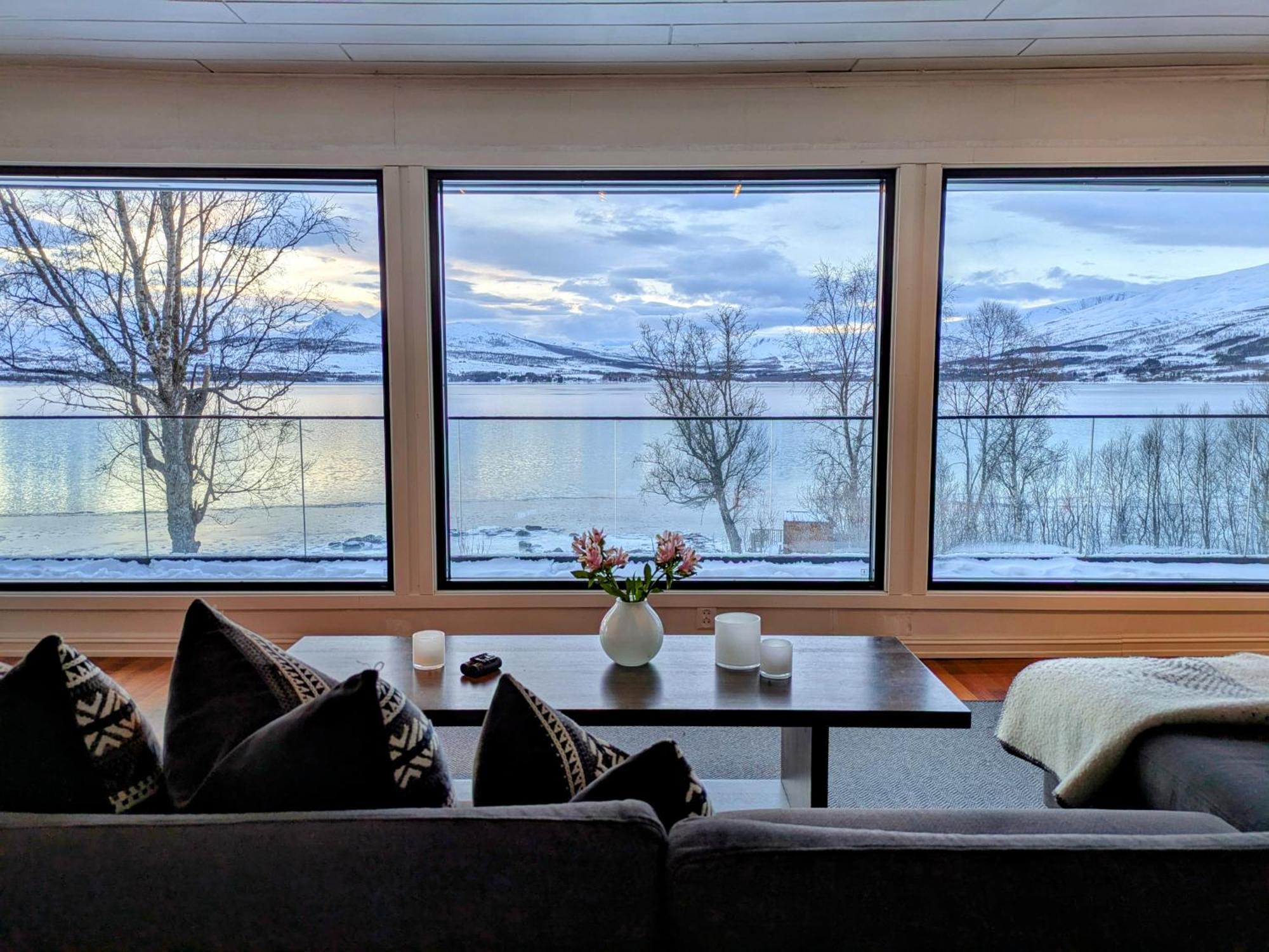 Hus Med Egen Strandlinje Tromsø Esterno foto