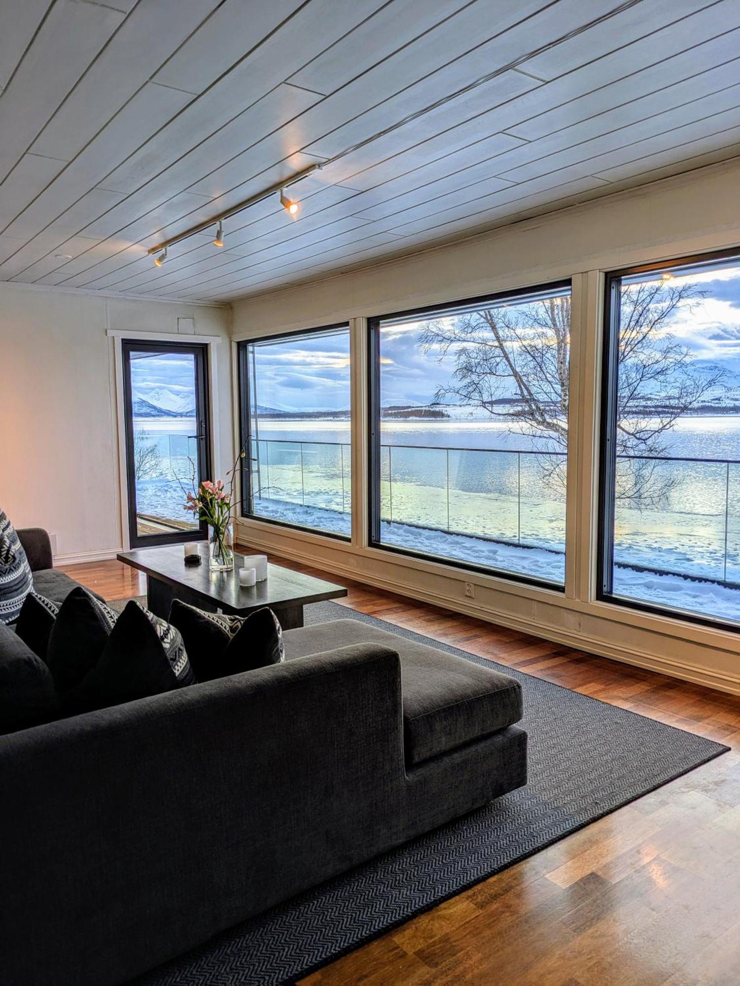 Hus Med Egen Strandlinje Tromsø Esterno foto